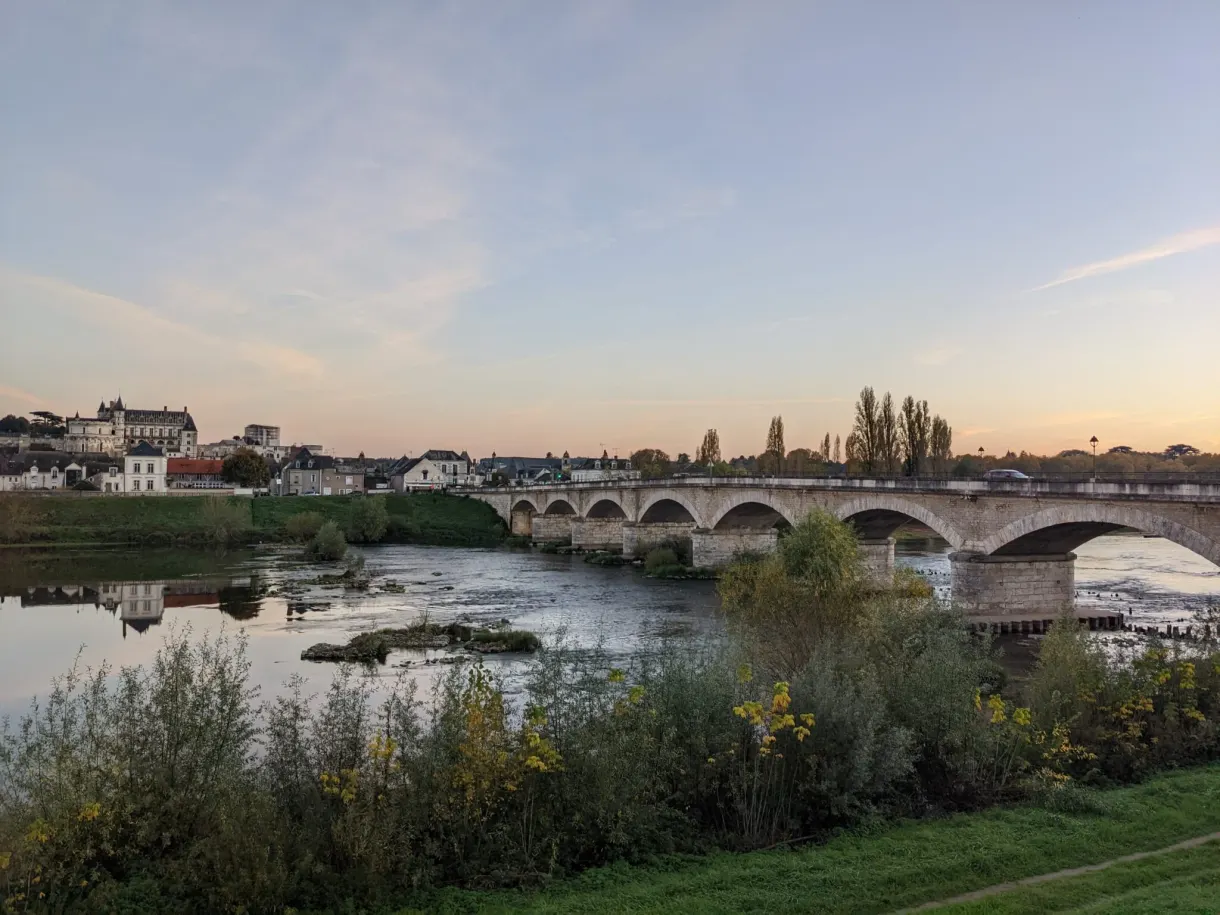 Pont de pierre sur la Loire au crépuscule rose