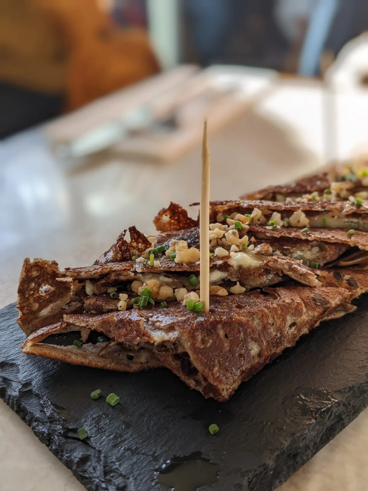 Galette de sarrasin roulée piquée sur une ardoise