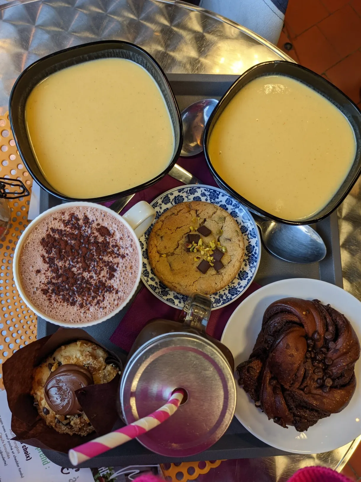 Plateau de goûter, veloutés jaunes, cappuccino et brioche roulée
