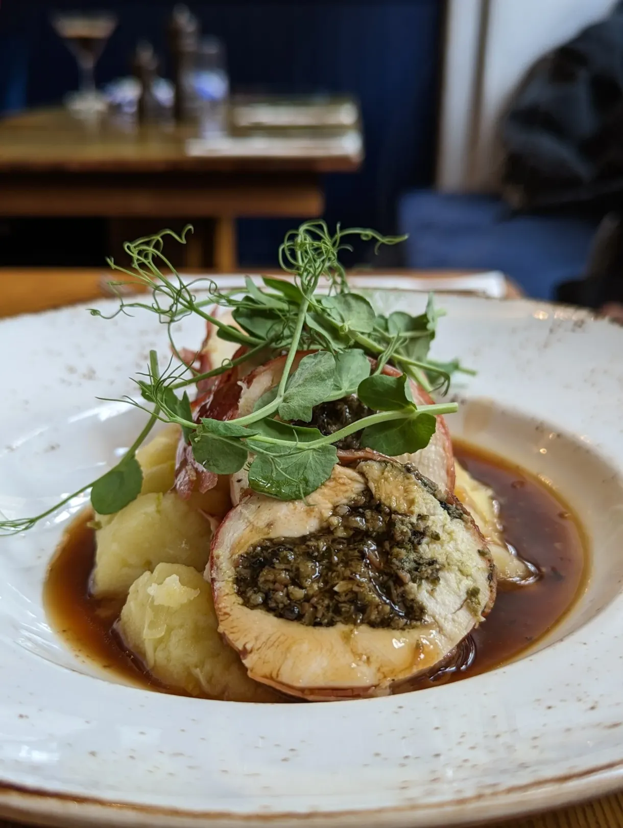 Roulé de viande et purée nappés d'un jus brun