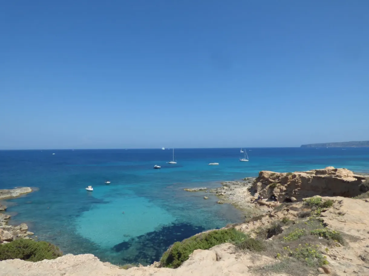 Crique bleue vue du haut de la falaise ocre