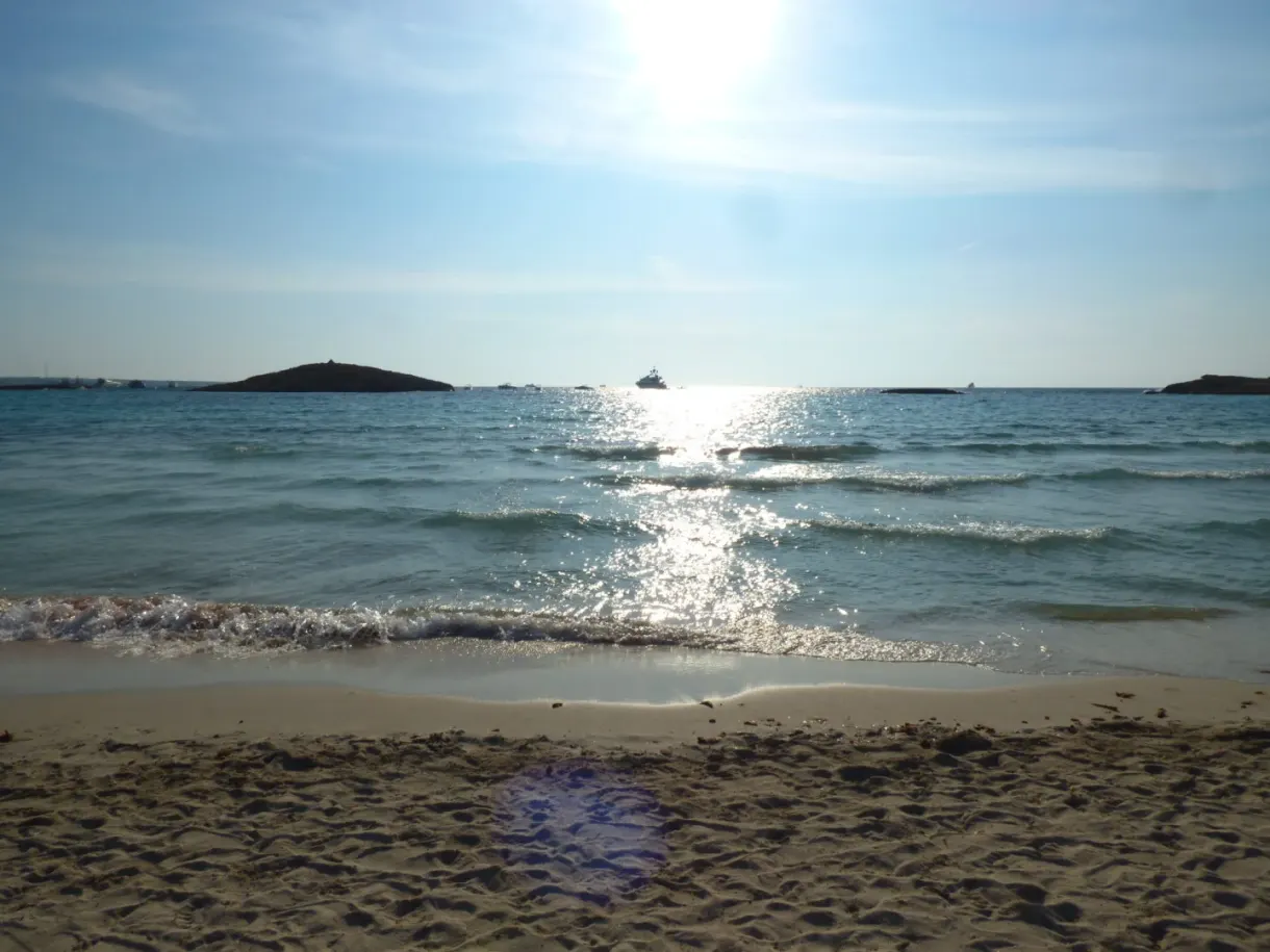 Contre-jour sur la mer, îlots à l'horizon