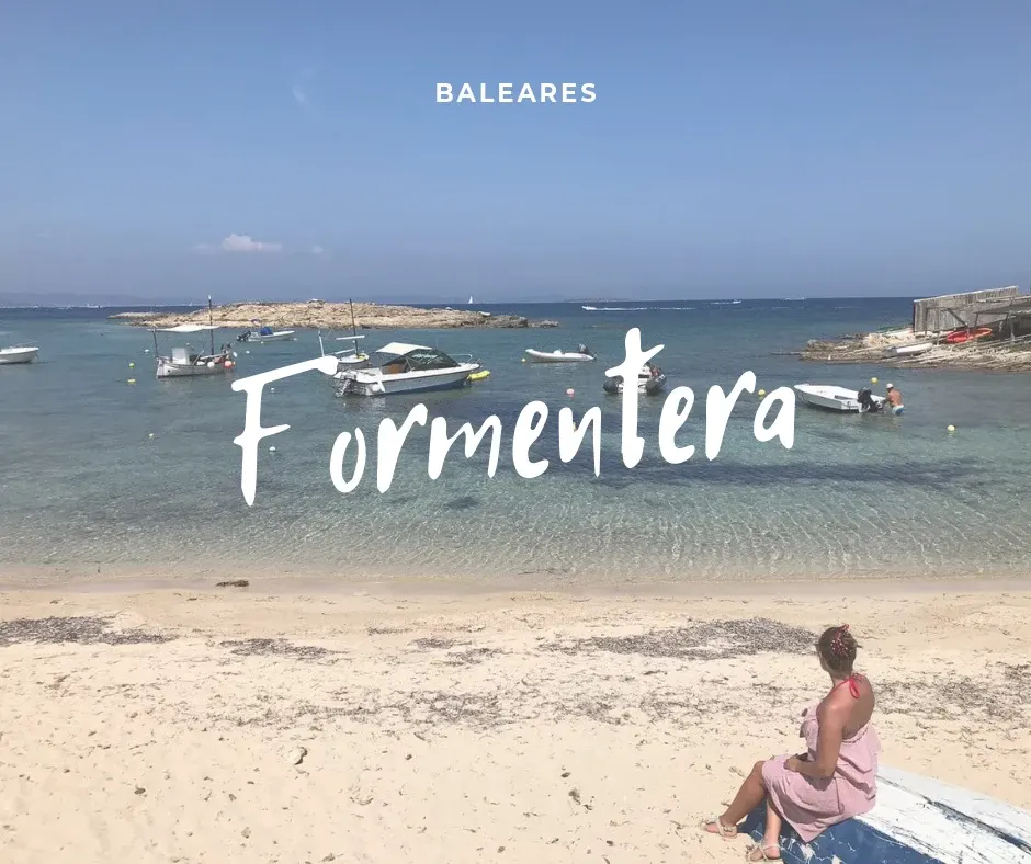 Assise sur le sable face aux bateaux au mouillage