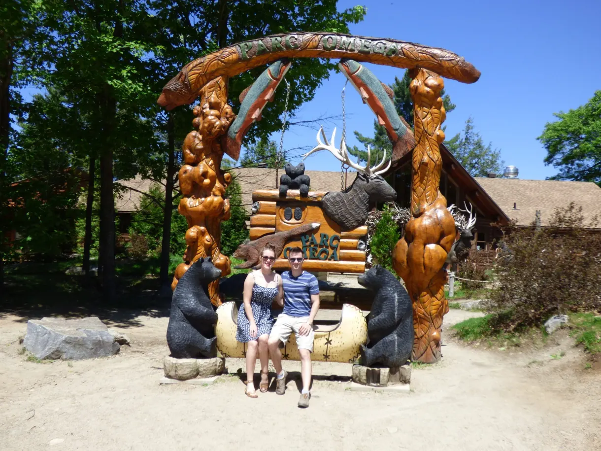 Couple assis sous une arche d'animaux sculptés