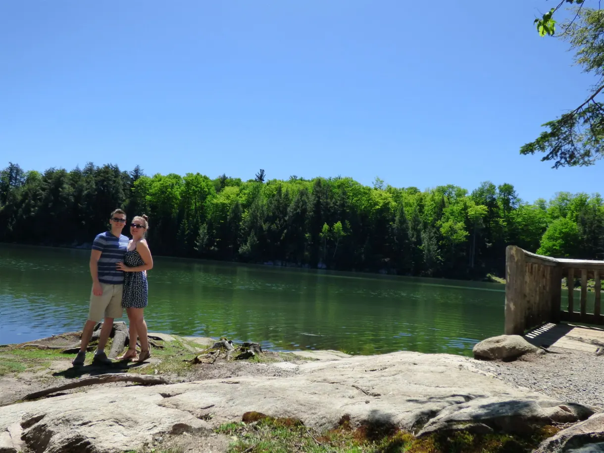 Couple posant au bord d'un lac aux eaux vertes