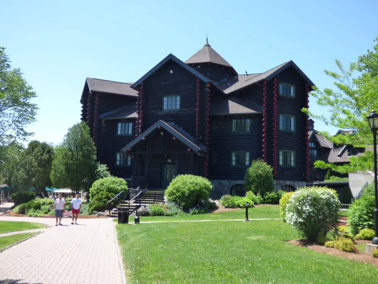 Vaste chalet en rondins entouré de pelouse