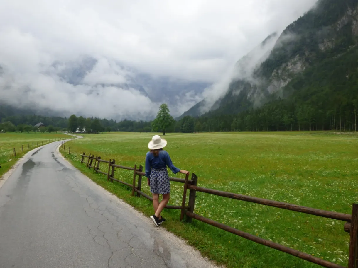 Marche le long d'une clôture de bois dans la vallée