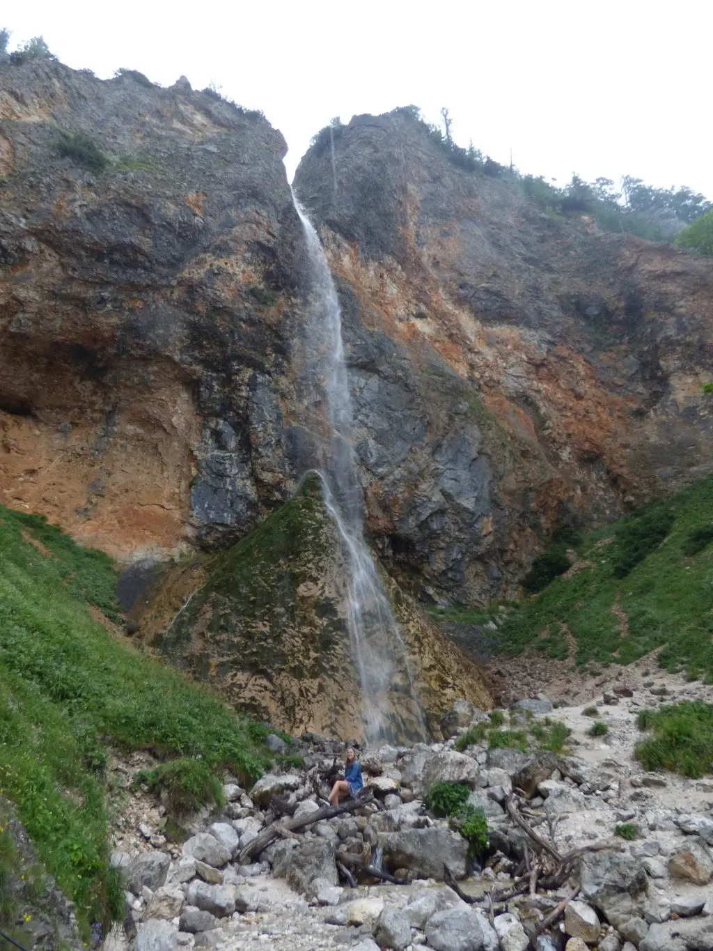 Cascade tombant dans un éboulis de pierres claires