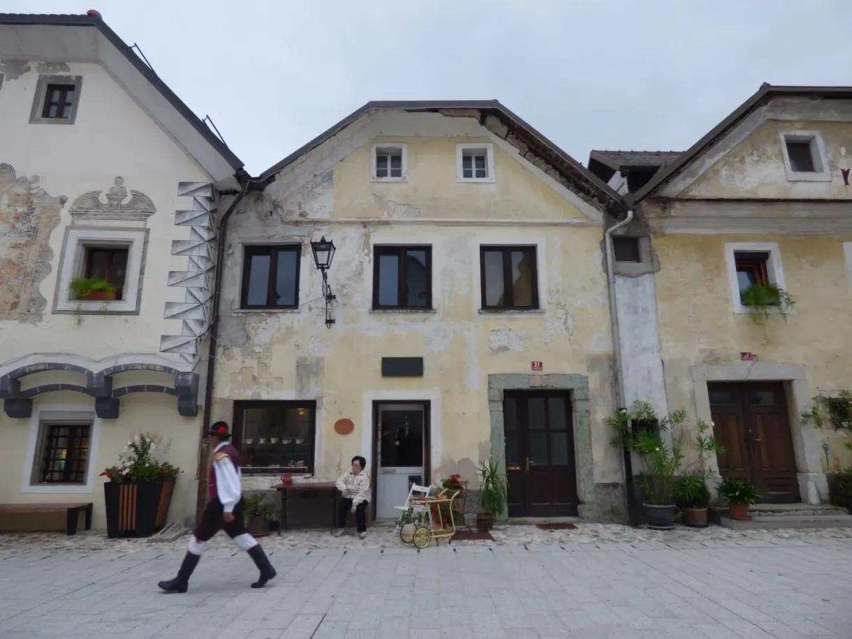 Maisons anciennes aux façades peintes bordant la place