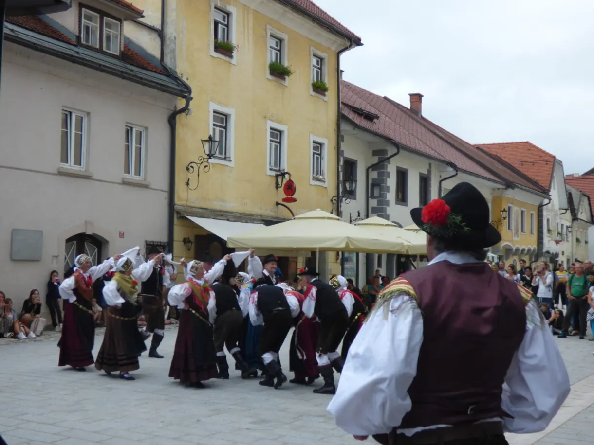 Danseurs en costume traditionnel sur la place du village