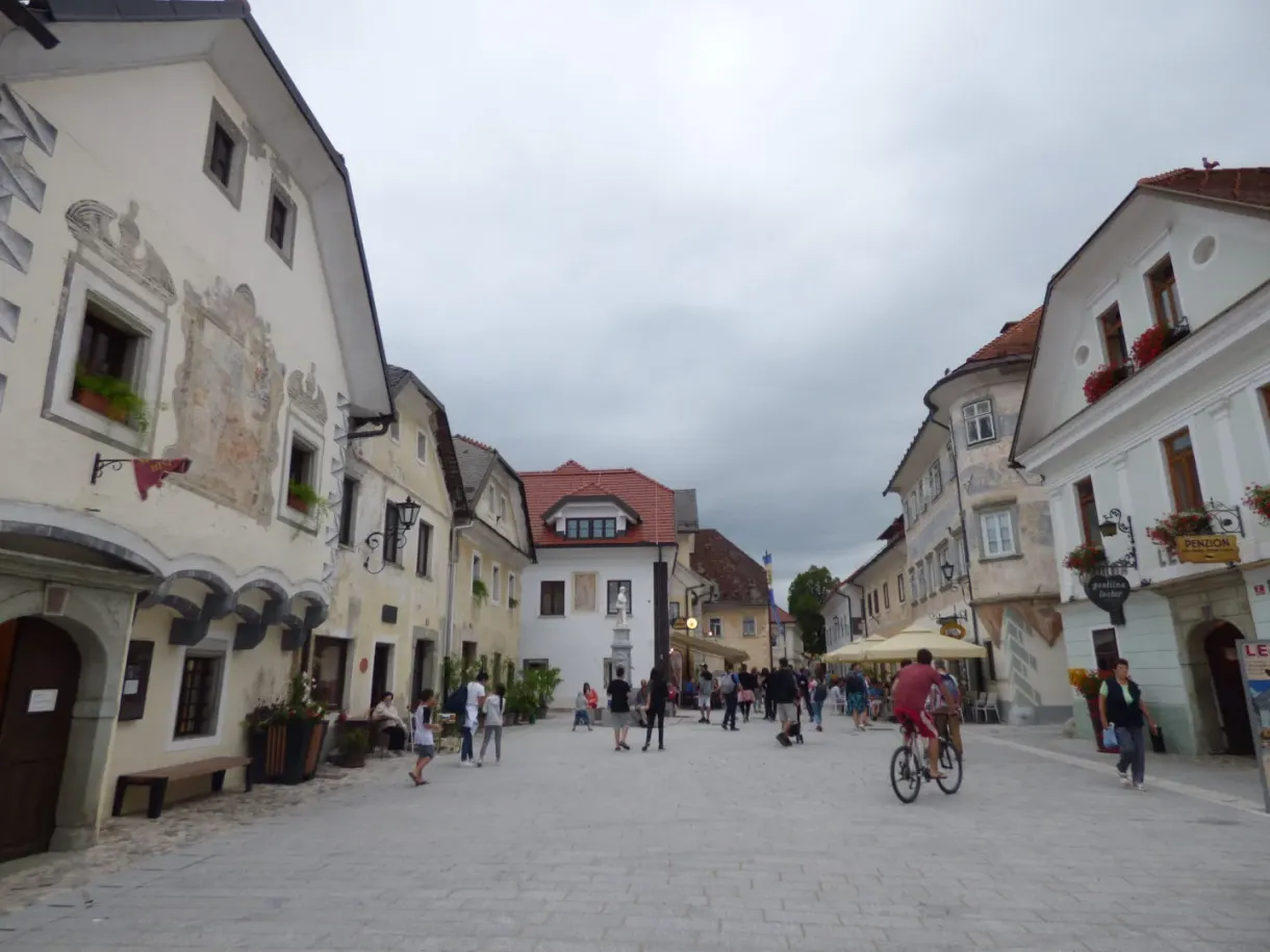 Rue ancienne animée bordée de maisons à fresques