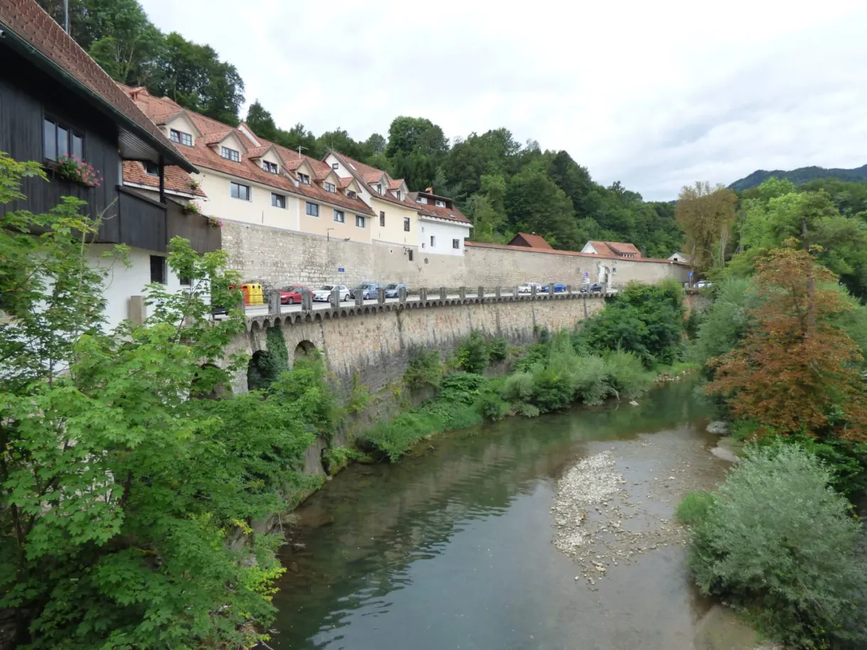Maisons alignées au-dessus de la rivière verte