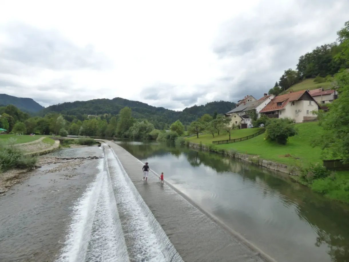 Petit barrage sur la rivière au pied du village