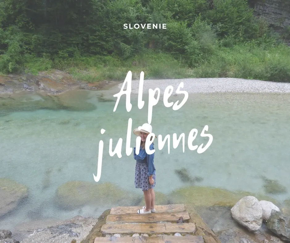Debout sur un ponton devant l'eau turquoise et les galets