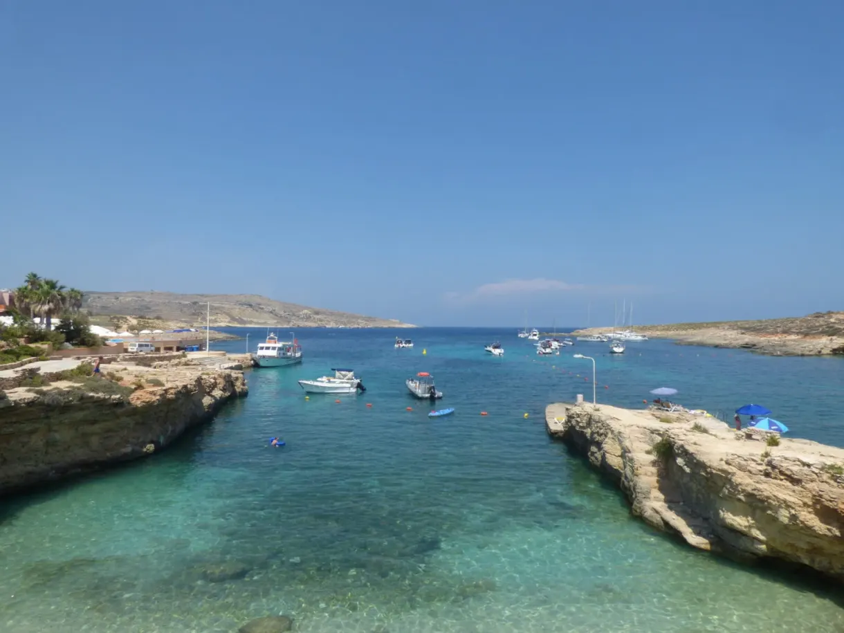 Bateaux ancrés dans une crique aux eaux limpides