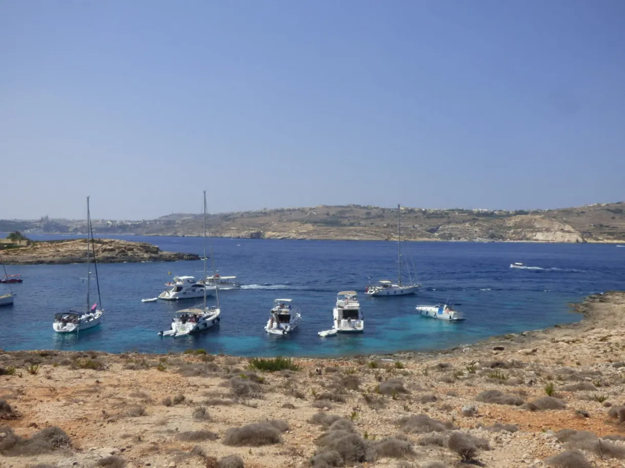 Voiliers dispersés dans une baie d'un bleu profond