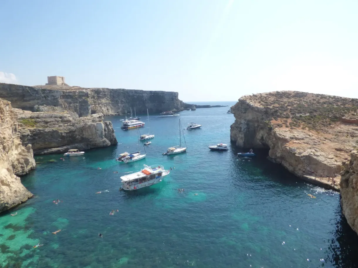 Bateaux amarrés entre la falaise et le lagon