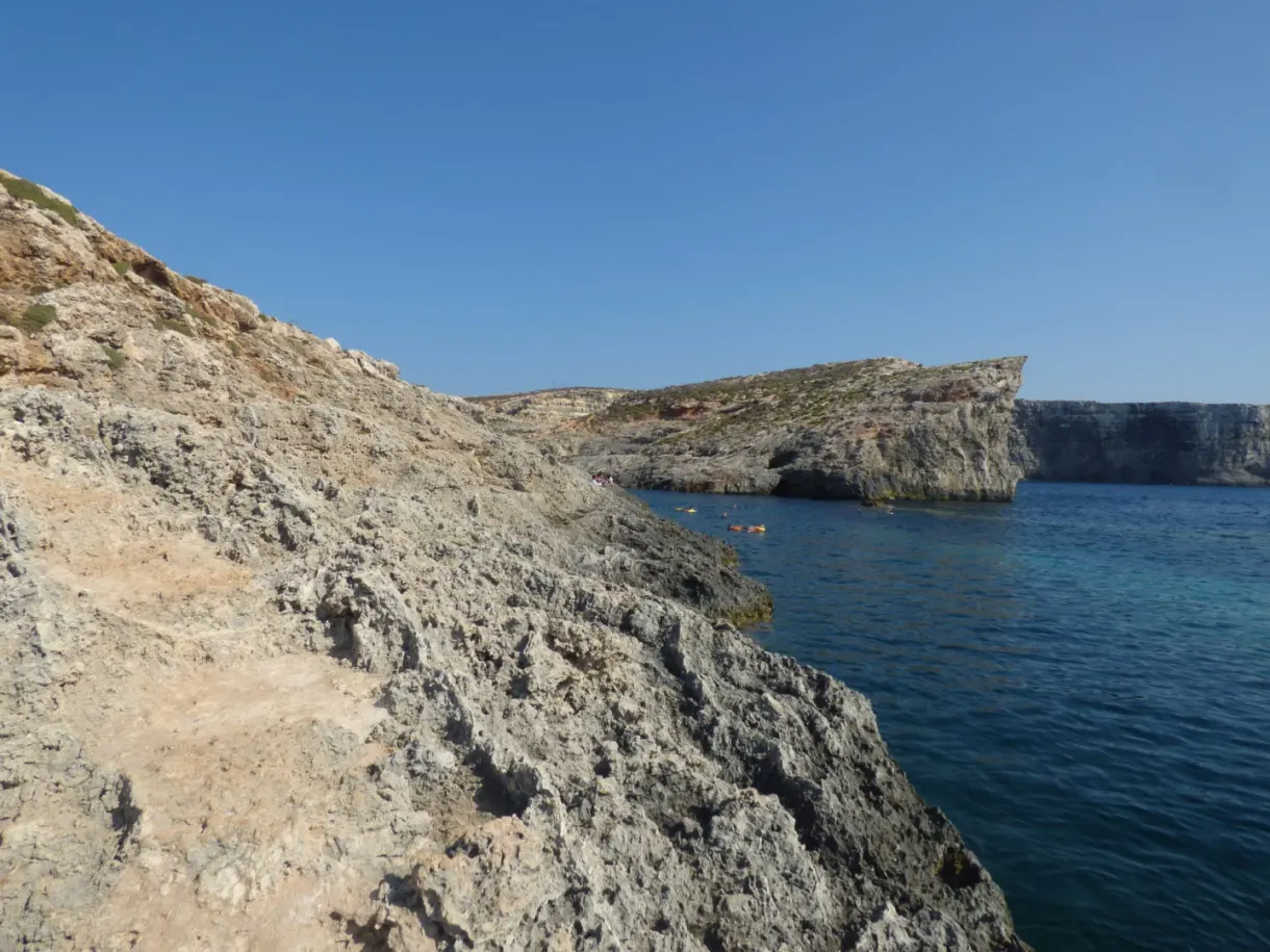 Éperon rocheux escarpé plongeant dans la mer