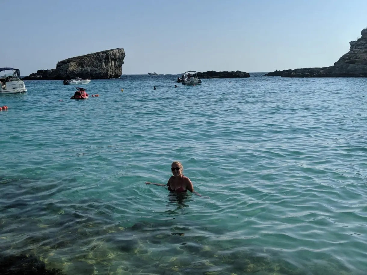 Baigneuse dans l'eau turquoise du Blue Lagoon