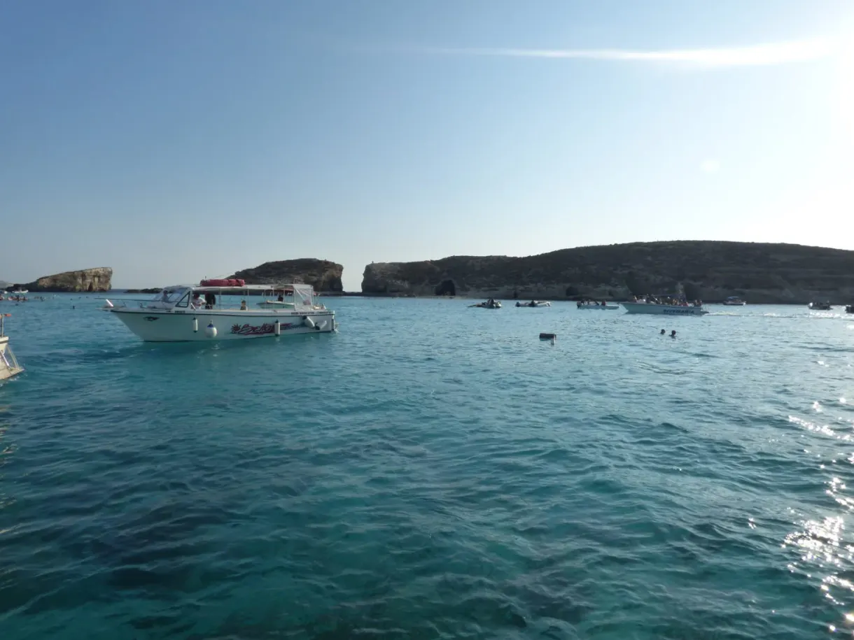 Bateau d'excursion à contre-jour sur le lagon