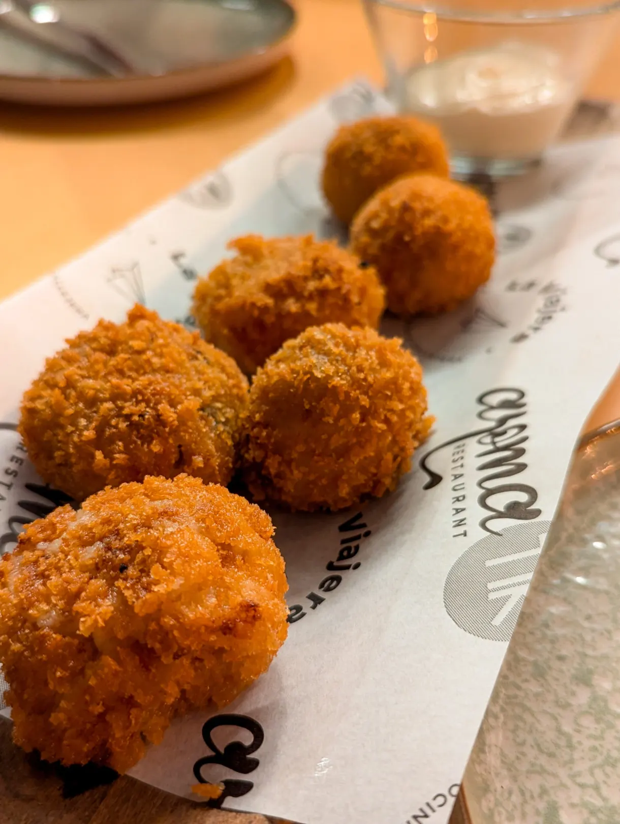 Croquettes panées dorées servies sur papier