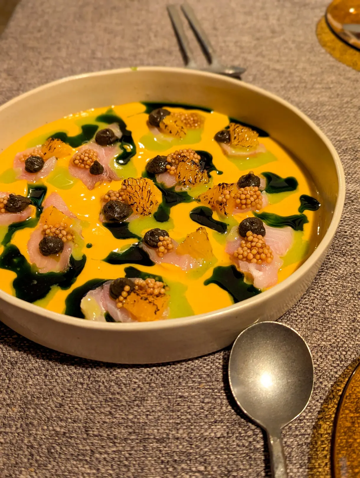 Ceviche coloré dressé dans une assiette creuse