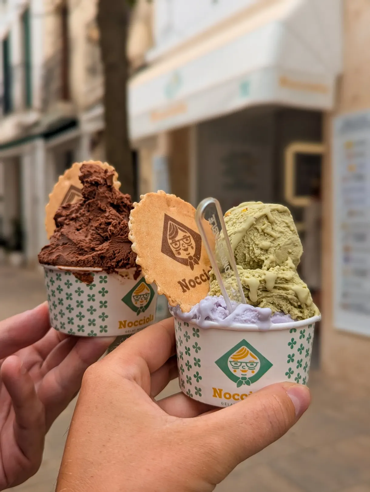 Deux pots de glace surmontés d'une gaufrette ronde