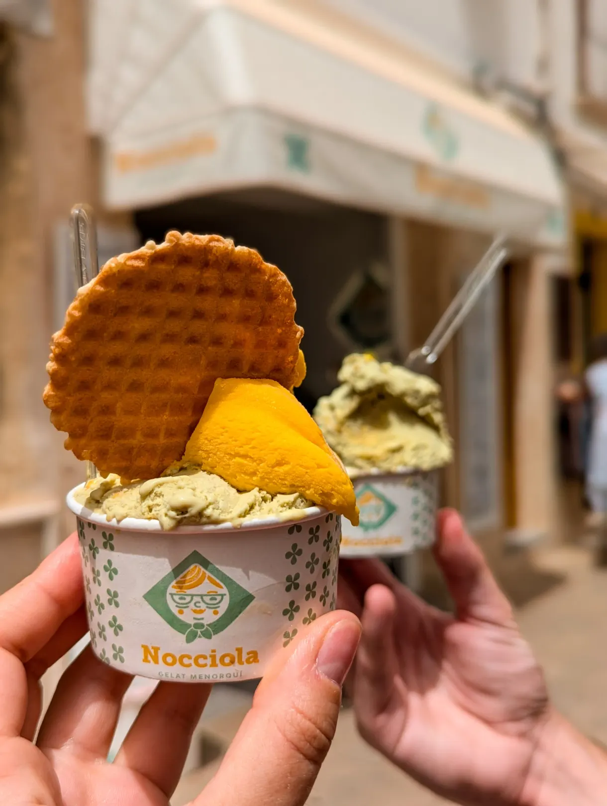 Glaces pistache et mangue coiffées d'une gaufrette