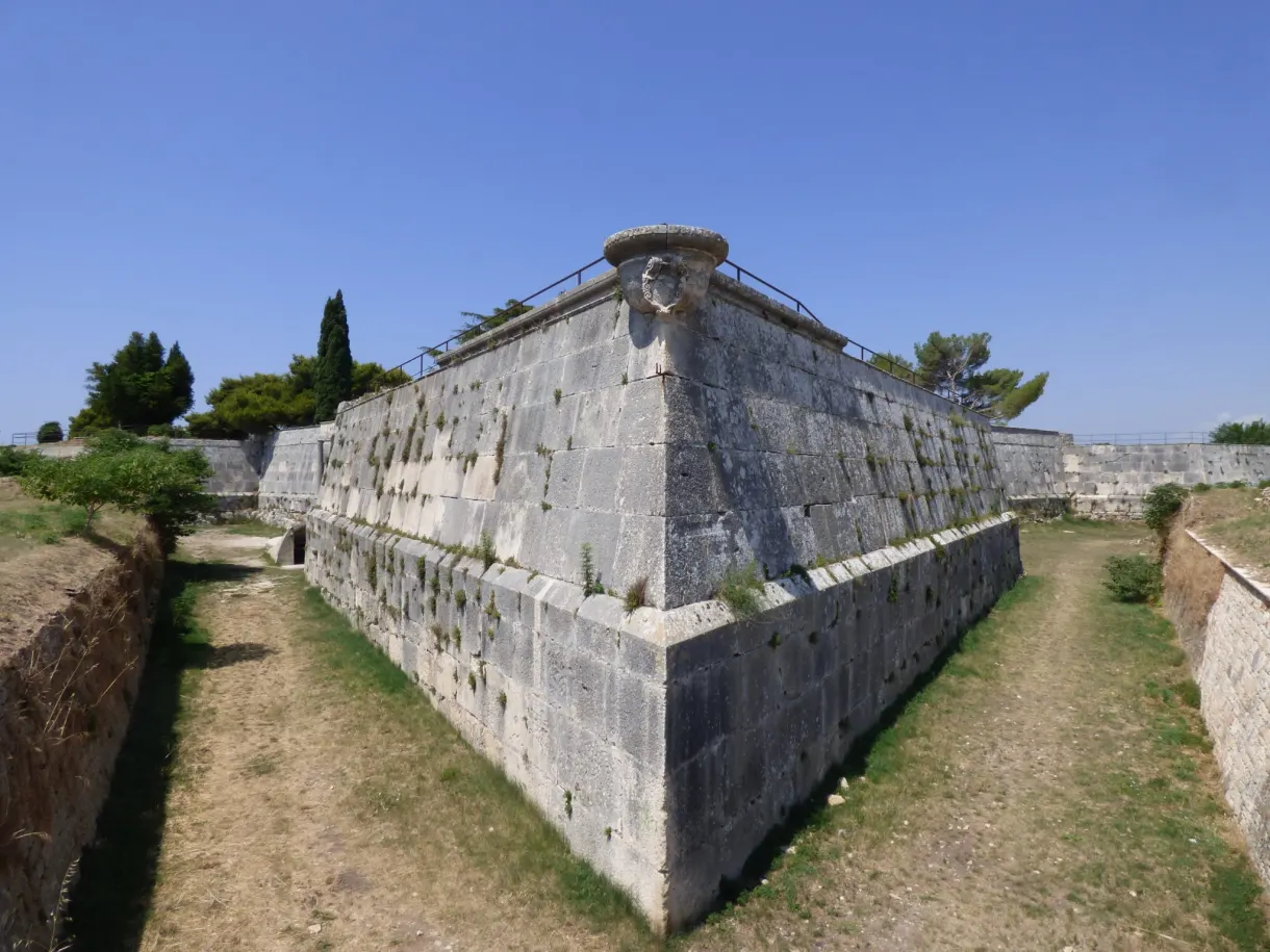 Bastion en pierre de taille des fortifications de Pula