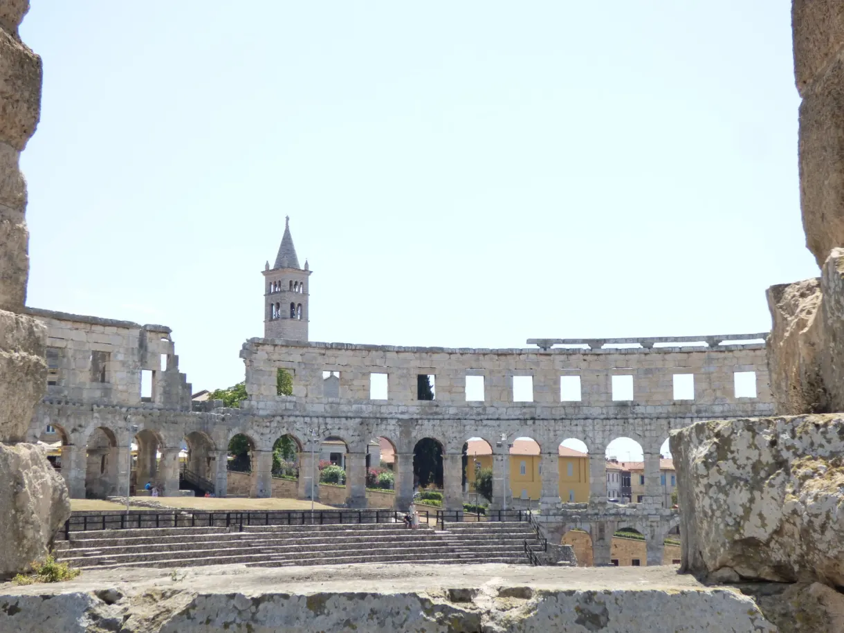 Intérieur des arènes de Pula et ses gradins de pierre