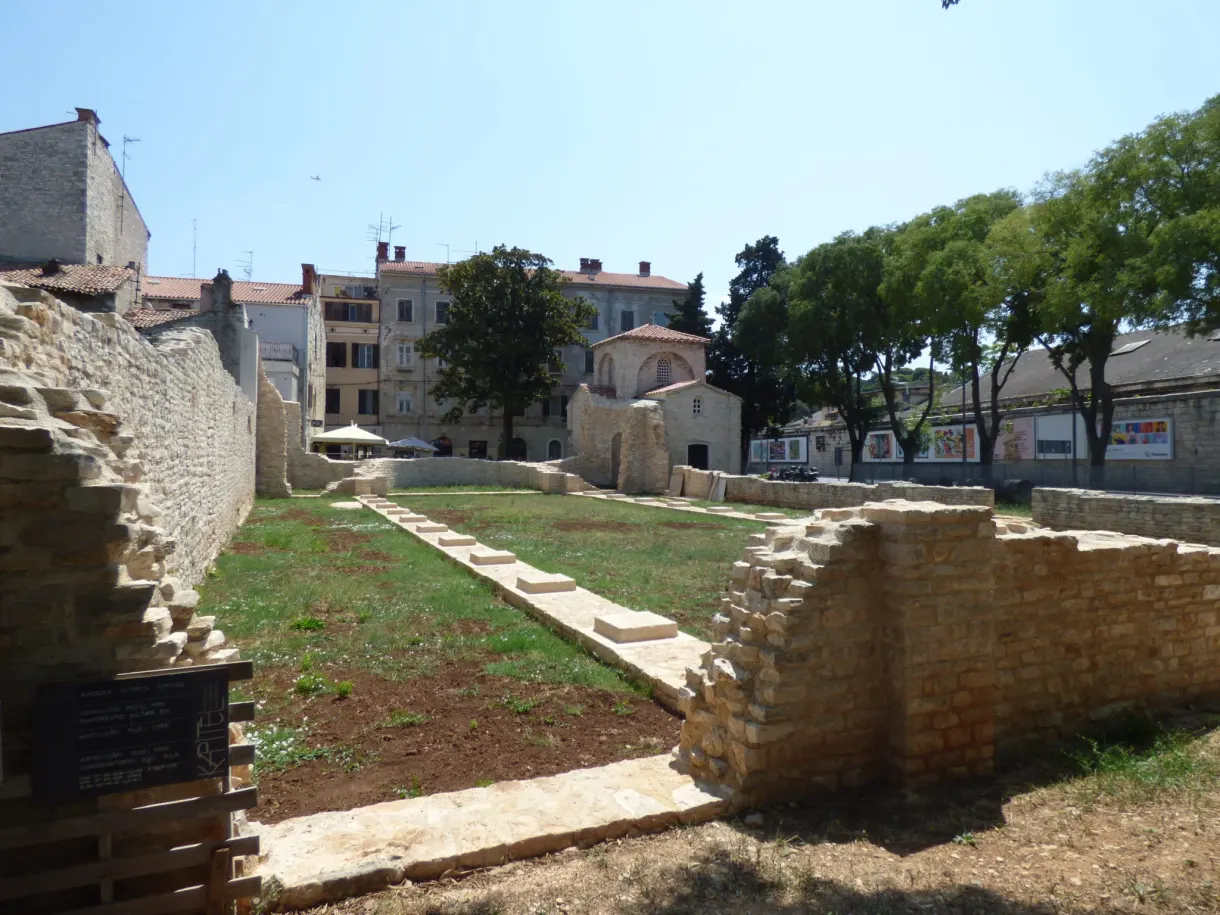Fondations romaines dégagées au milieu des immeubles de Pula