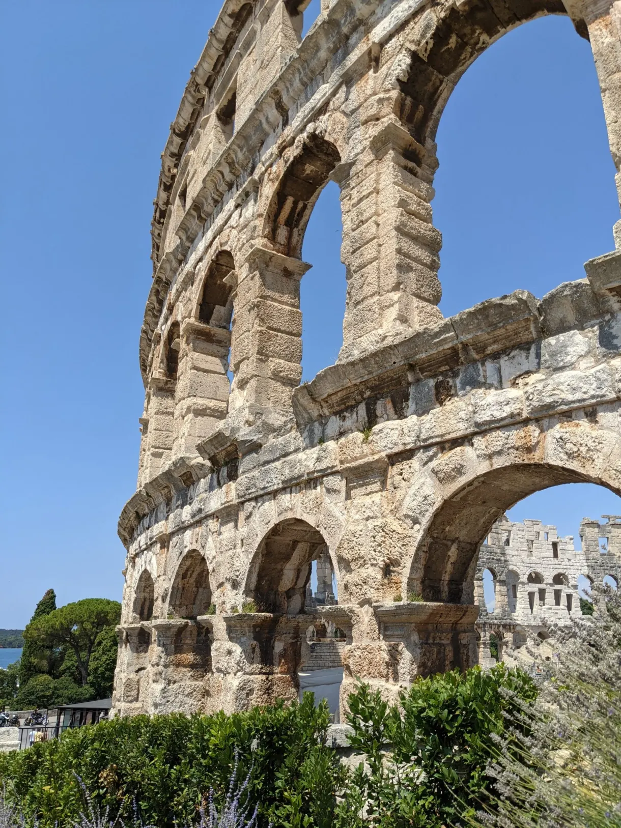 Deux étages d'arcades de l'amphithéâtre romain de Pula
