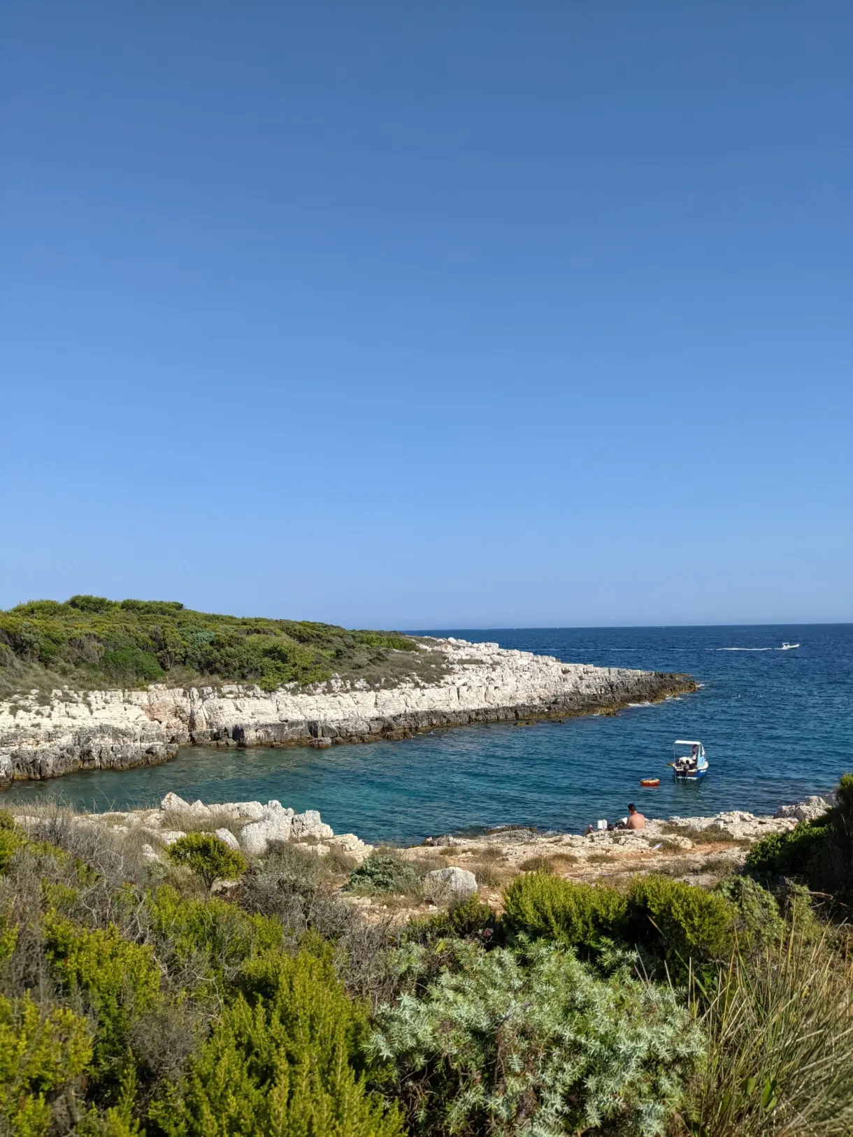 Crique rocheuse et eau profonde du parc naturel de Kamenjak