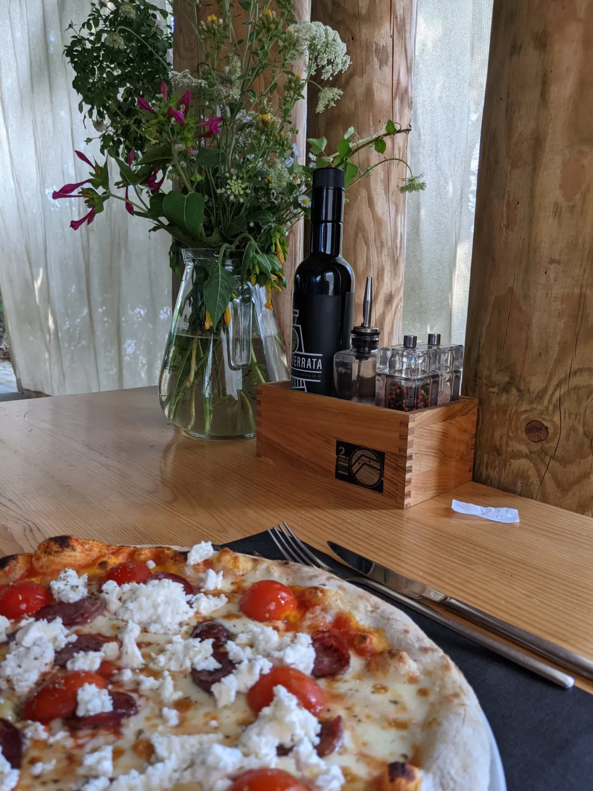Pizza aux tomates cerises et fromage frais servie à la konoba 2.Peron