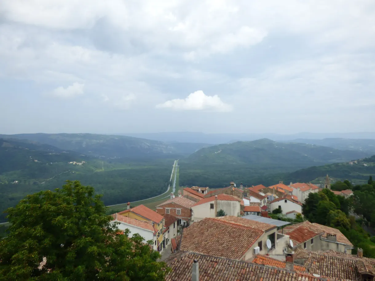 Toits de tuiles et vallée boisée vus depuis les remparts de Motovun