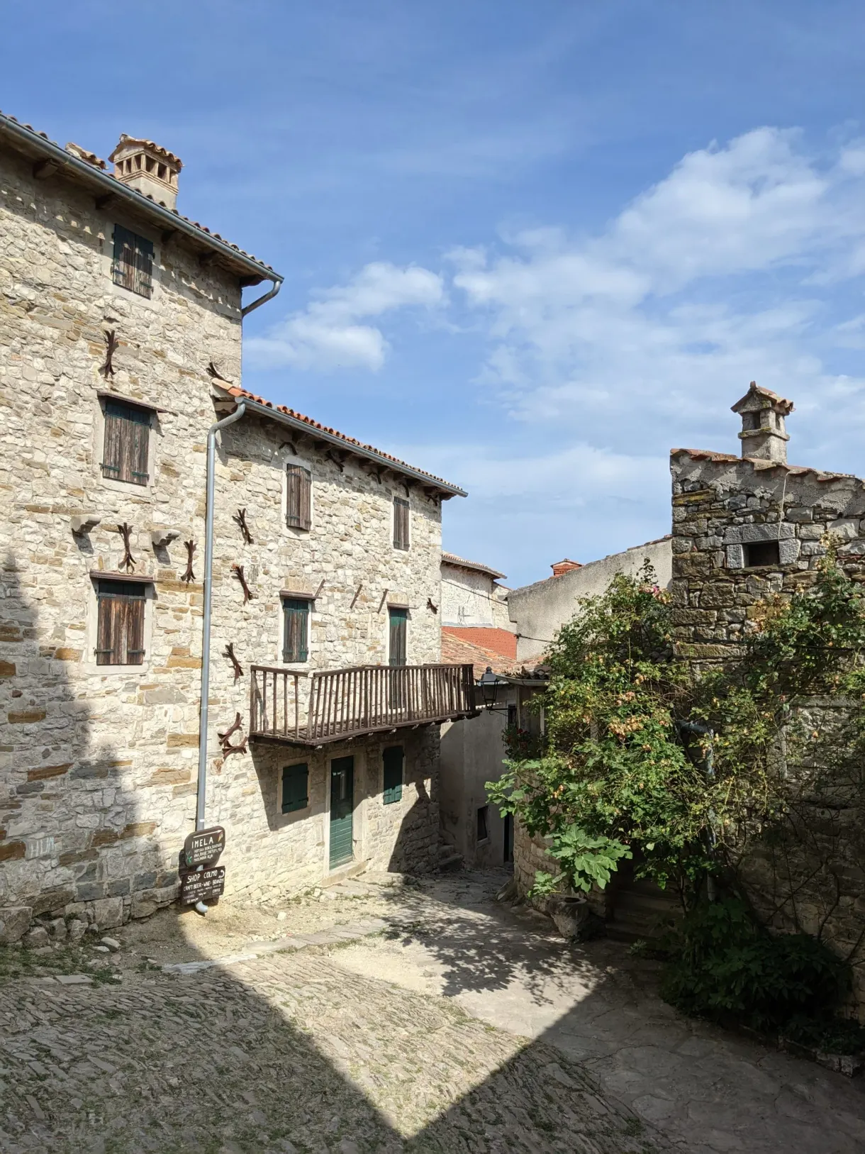 Maisons de pierre serrées le long d'une ruelle en pente de Hum