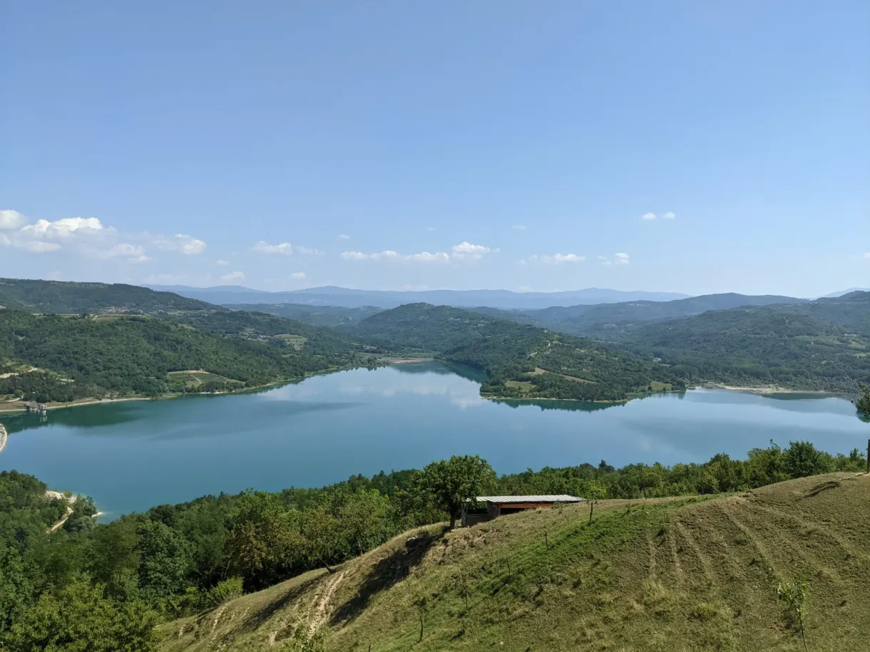 Lac de Butoniga encaissé entre des collines entièrement boisées