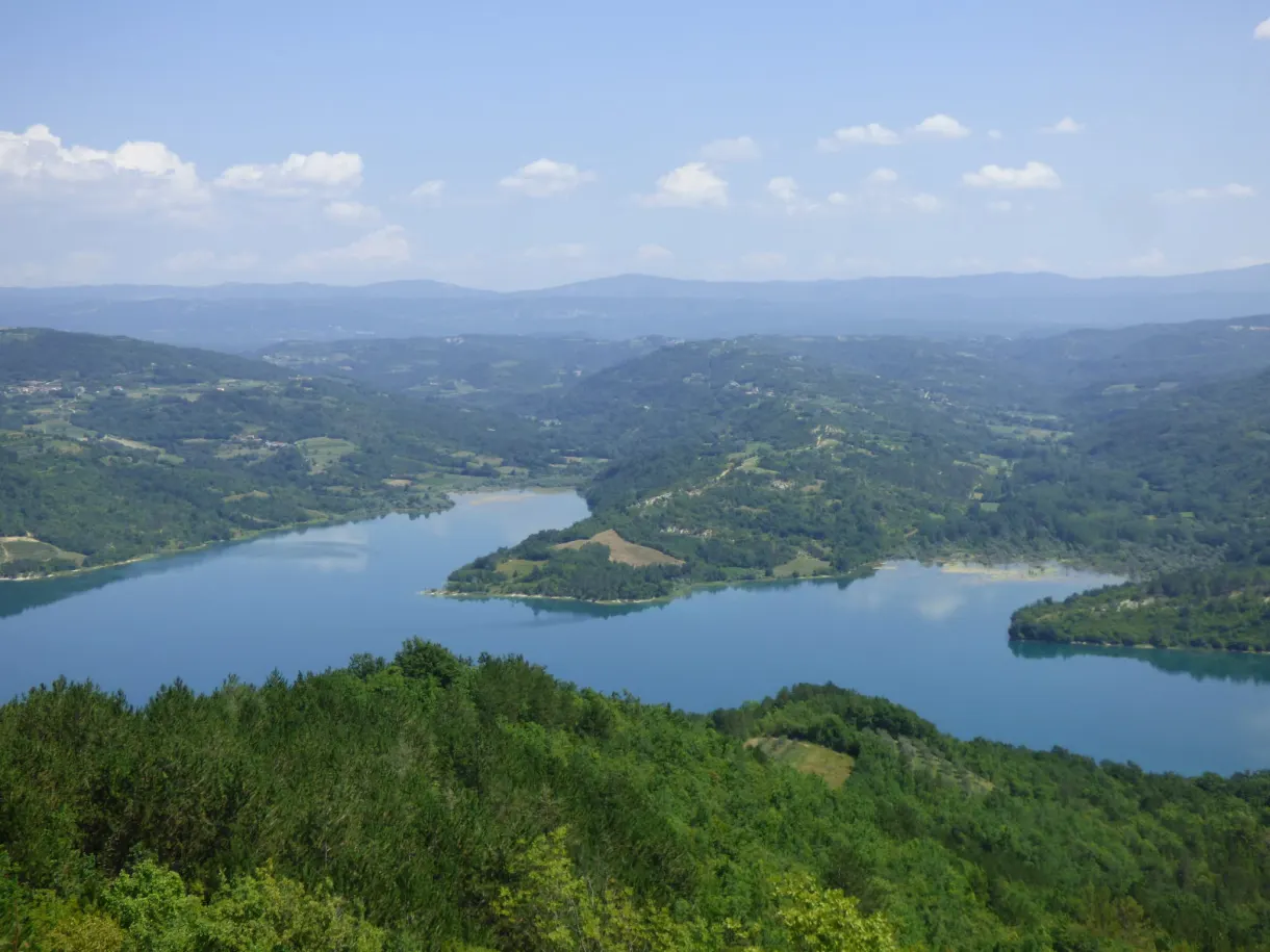 Bras turquoise du lac de Butoniga vu depuis les hauteurs