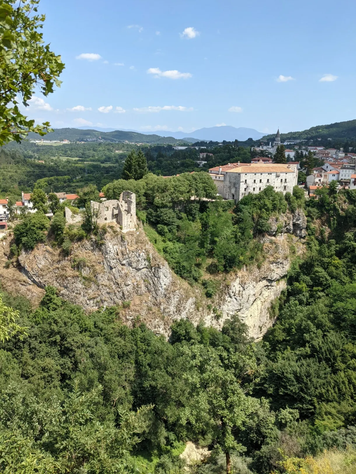 Château de Pazin dressé au bord de la falaise du gouffre