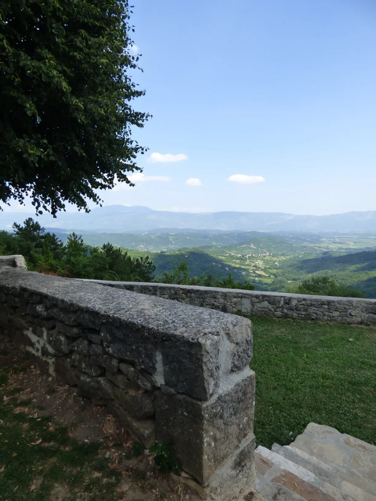 Muret de pierre et panorama sur les collines depuis Gračišće