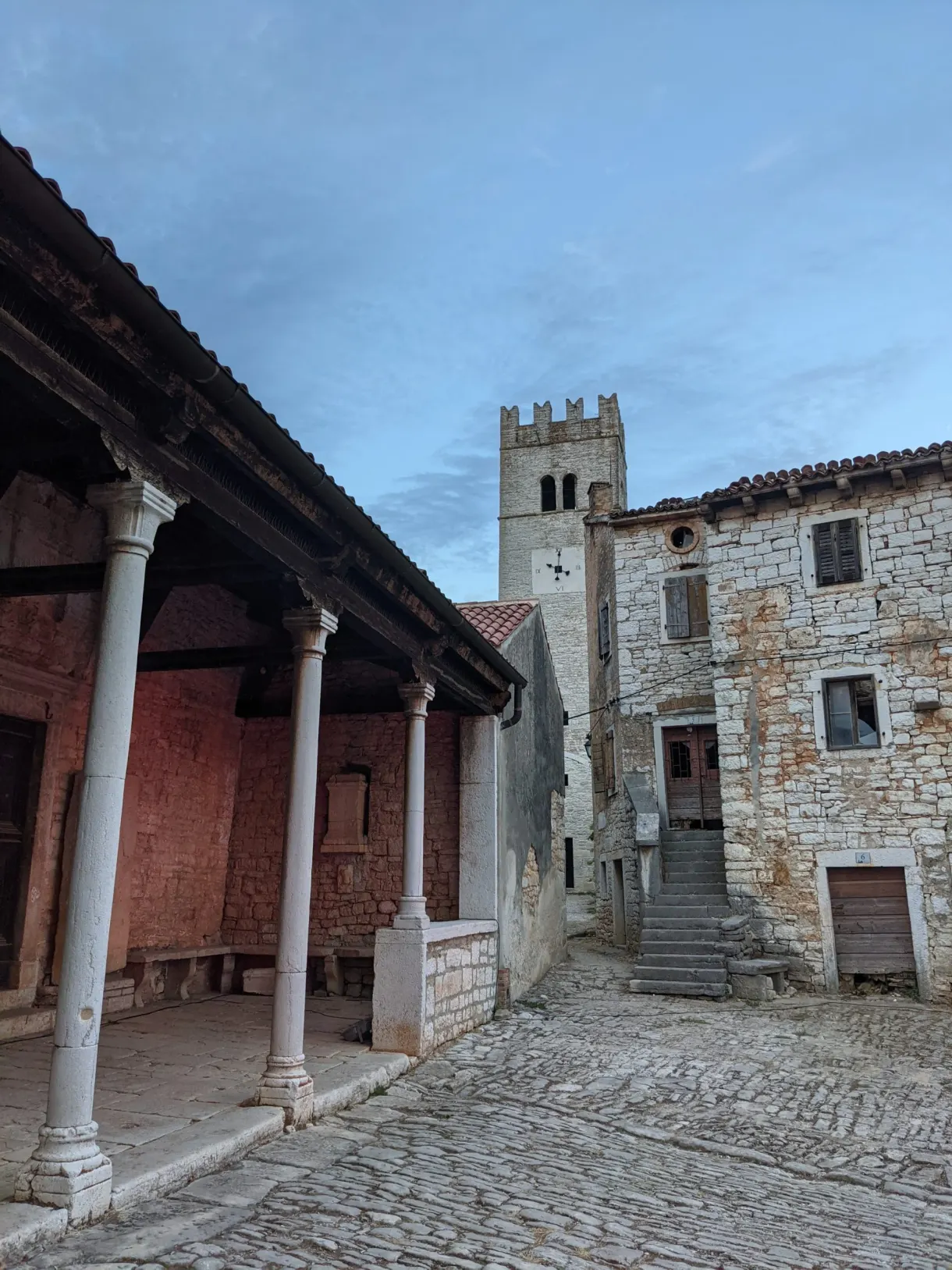 Loggia à colonnes et tour crénelée sur la place de Sveti Lovreč