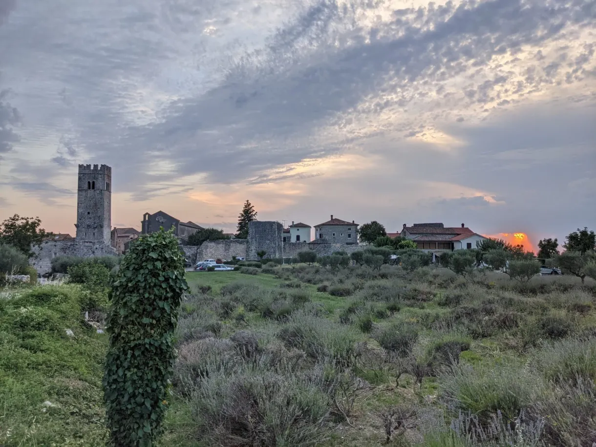 Tour de Sveti Lovreč au coucher du soleil derrière les champs de lavande