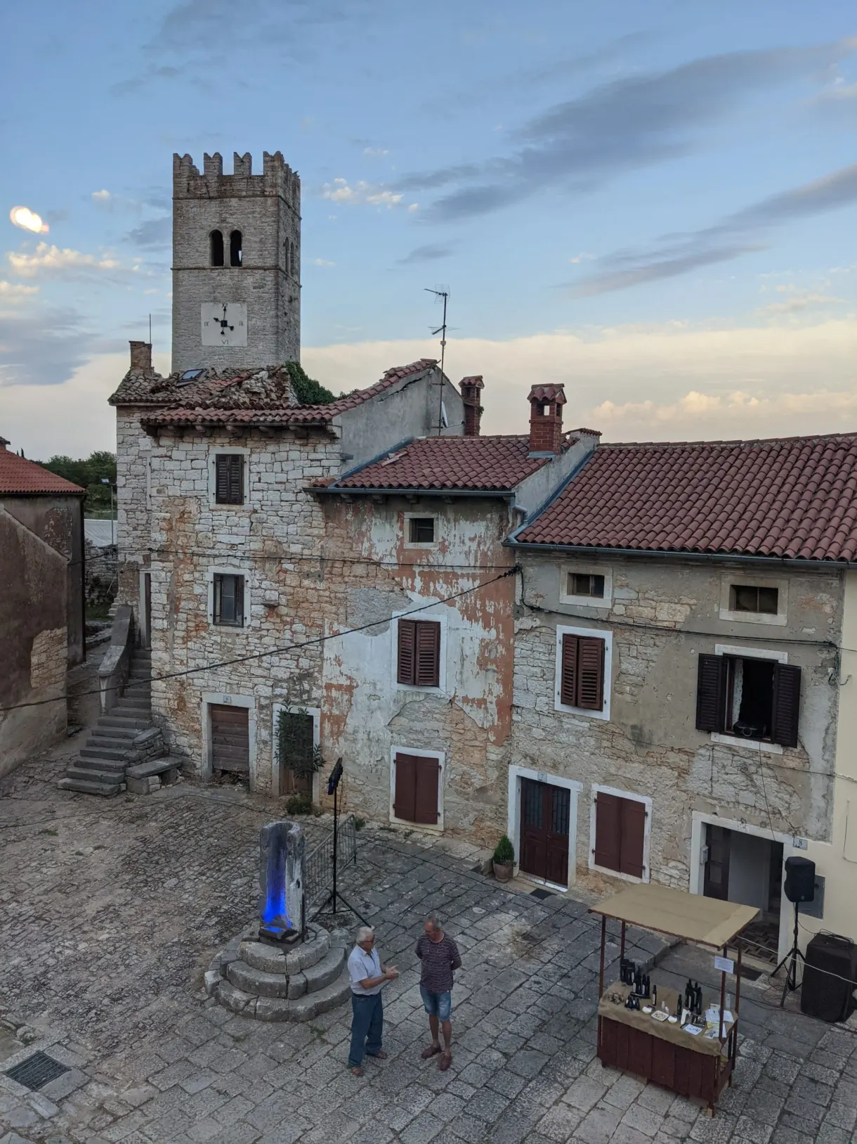 Puits et tour à horloge sur la place pavée de Sveti Lovreč