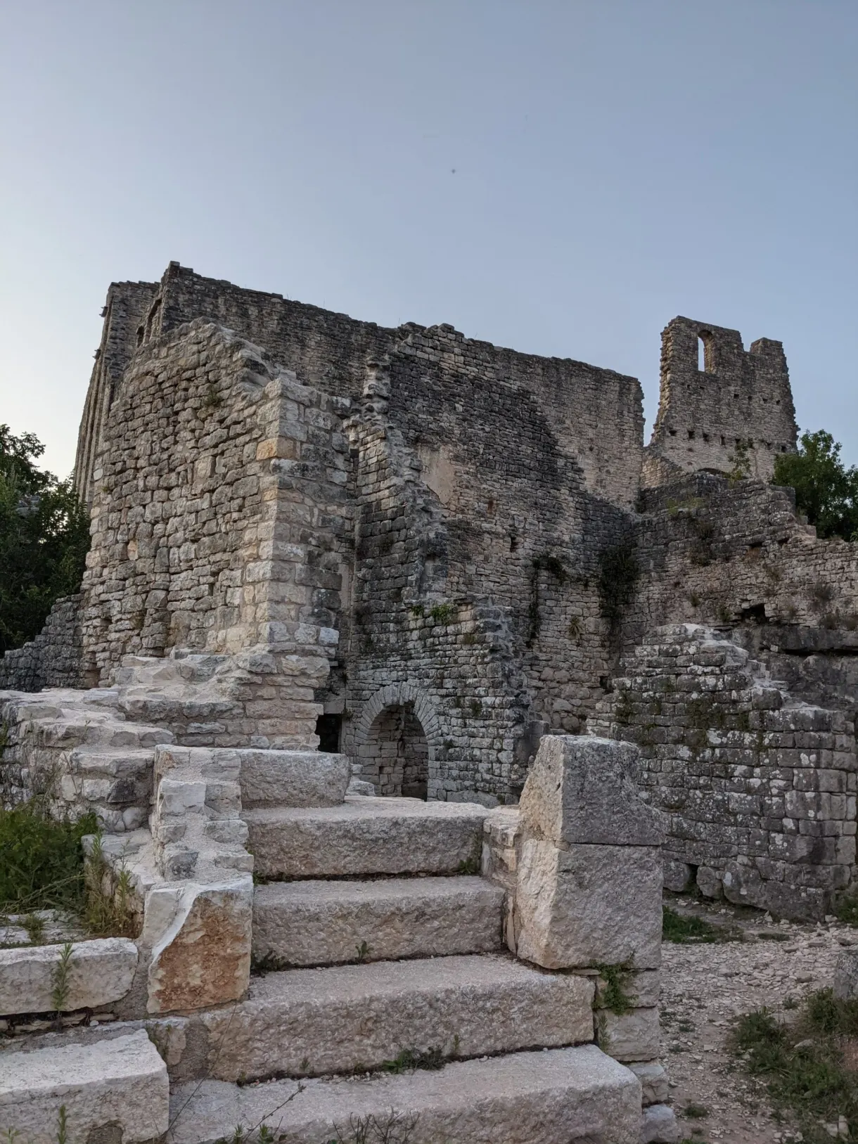 Escalier de pierre montant vers les murailles en ruine de Dvigrad