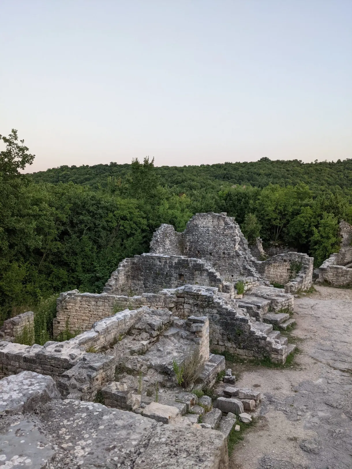 Pans de murs éparpillés de la cité abandonnée de Dvigrad