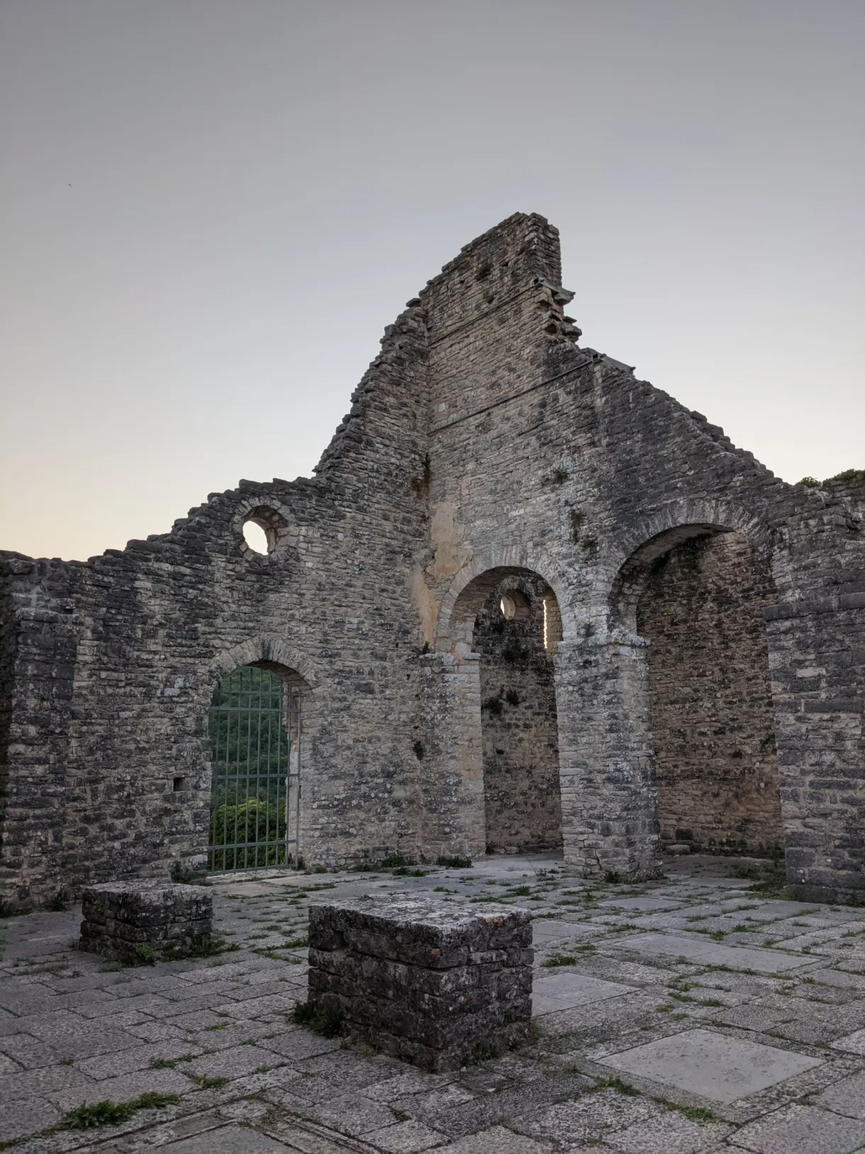Pignon et arcades de l'église en ruine au cœur de Dvigrad