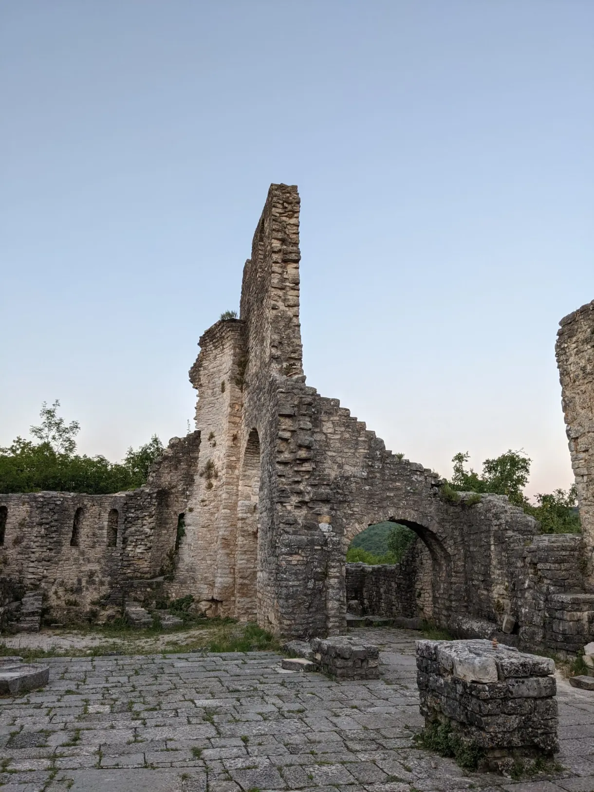 Haut mur effondré et arche de pierre dans les ruines de Dvigrad