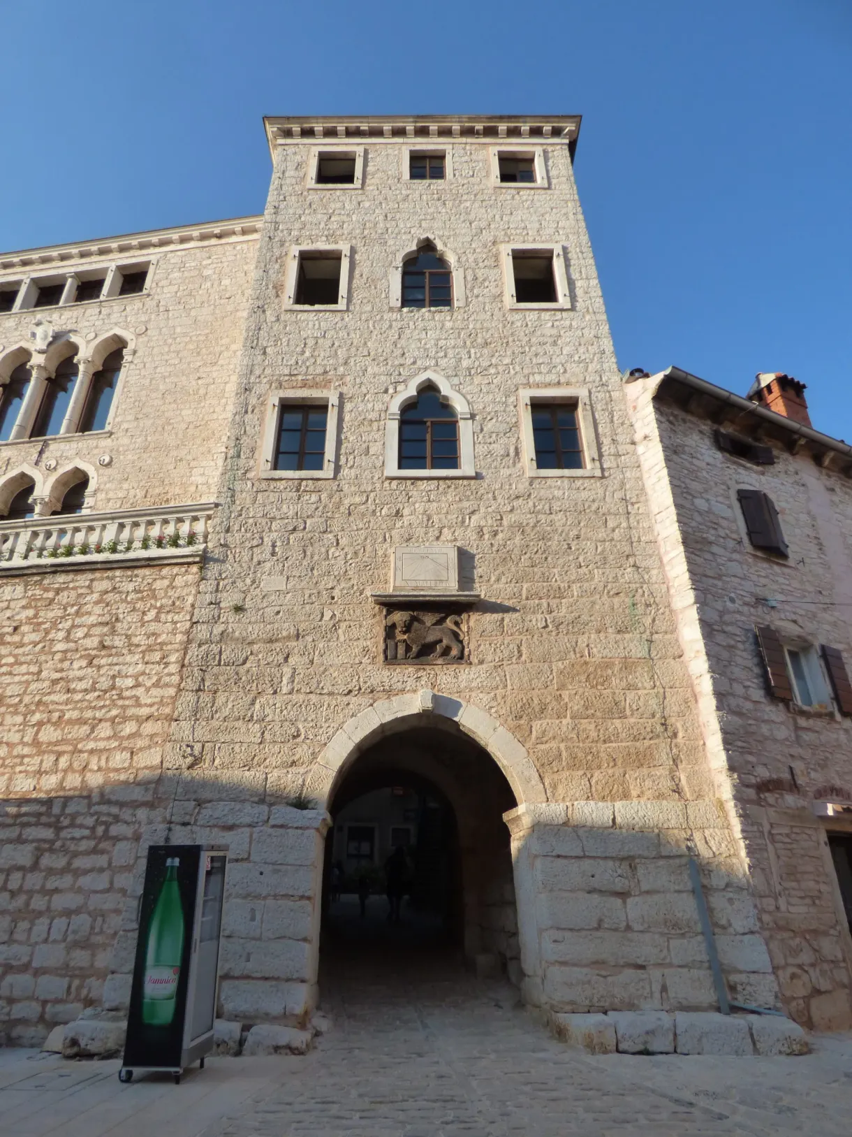 Palais gothique aux fenêtres à meneaux sur la place de Bale