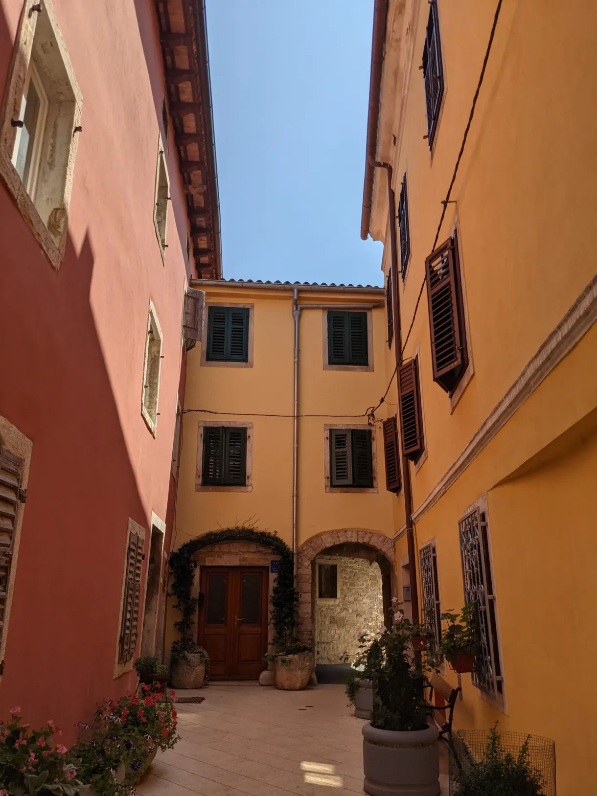 Cour aux façades ocre et orange dans le vieux Vodnjan