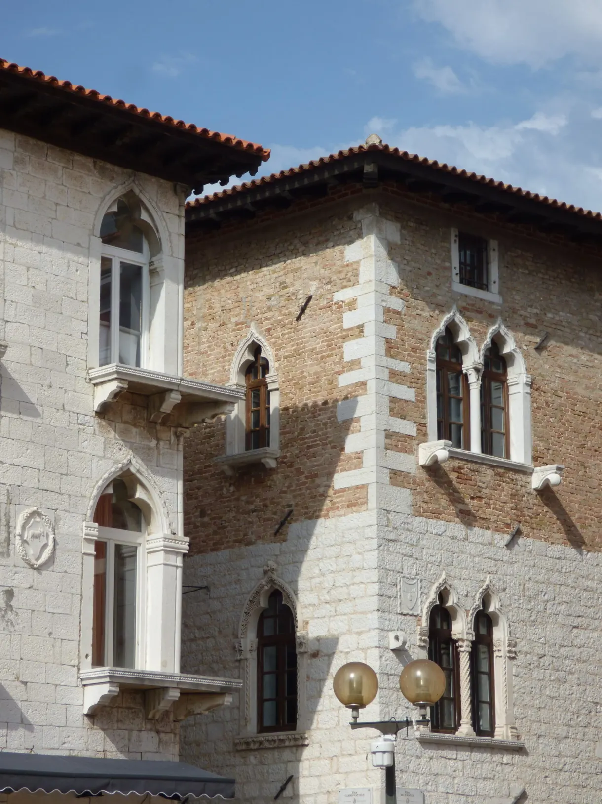 Façade gothique vénitienne aux fenêtres en arc brisé à Poreč
